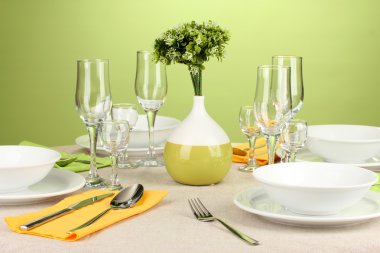 yeşil ve sarı tonlarında renkli arka plan üzerinde tablo ayarı