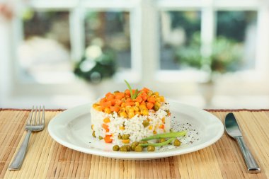 Risotto plaka üzerinde parlak zemin üzerine ahşap masa