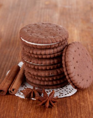 ahşap masa yakın çekim kremalı katmana çikolata kurabiye