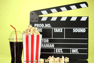 Film Klaket, cola ve arka plan üzerinde patlamış mısır
