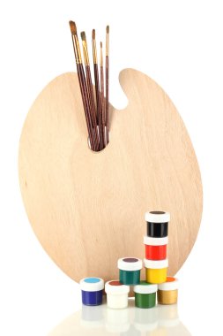 ahşap sanat palet resim ve üzerinde beyaz izole Boya fırçaları ile