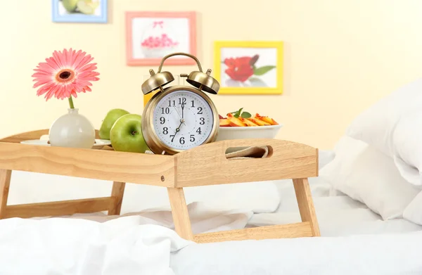 Bandeja de madera con desayuno ligero en la cama —  Fotos de Stock