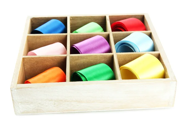 Fitas de seda brilhantes em caixa de madeira, isoladas em branco — Fotografia de Stock