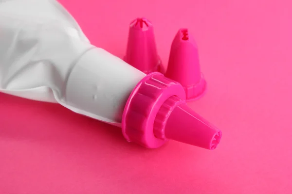 Sacchetto di dolciumi e ugelli sostituibili, su sfondo rosa — Foto Stock