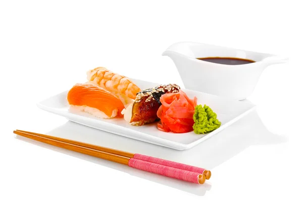 Köstliches Sushi serviert auf einem Teller isoliert auf weiß — Stockfoto