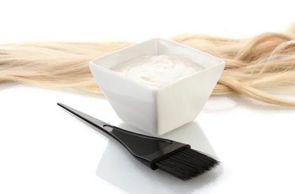 Cuenco con tinte para el cabello y cepillo negro sobre fondo blanco de cerca — Foto de Stock