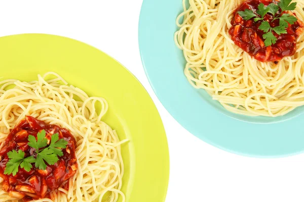Espaguetis italianos en placas aisladas sobre blanco — Foto de Stock