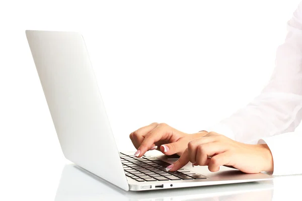 As mãos da mulher de negócios digitando no computador portátil, no fundo branco close-up — Fotografia de Stock