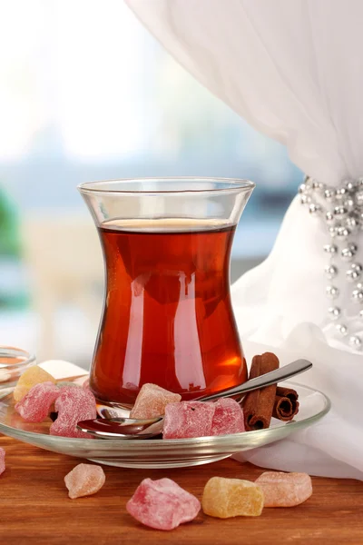 Copo de chá turco e rahat lokum, na mesa de madeira — Fotografia de Stock