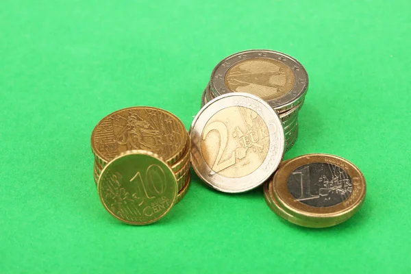 Euromunten op kleur achtergrond — Stockfoto