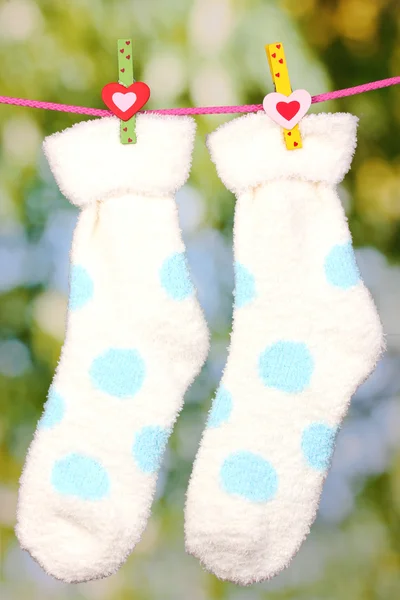 Par de meias com bolinhas penduradas para secar — Fotografia de Stock