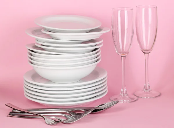 Limpar pratos brancos em fundo rosa — Fotografia de Stock