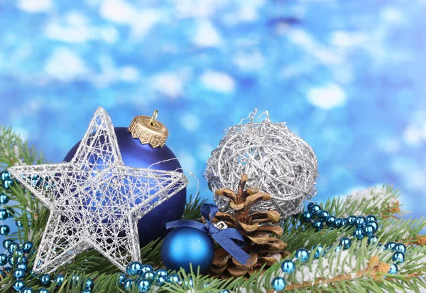 青の背景にクリスマスの装飾 — ストック写真
