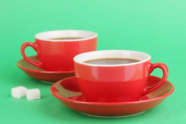 Kırmızı bir yeşil zemin üzerine koyu kahve bardağı — Stok fotoğraf