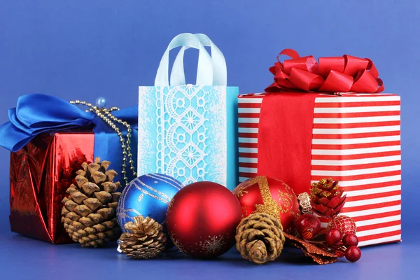 Composición de Año Nuevo de la decoración de Año Nuevo y regalos sobre fondo azul — Foto de Stock