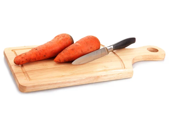 Morötter och kniv på trä skärbräda isolerad på vit — Stockfoto