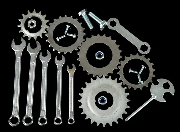 Maschinengetriebe, Zahnräder aus Metall, Muttern und Bolzen auf schwarz isoliert — Stockfoto