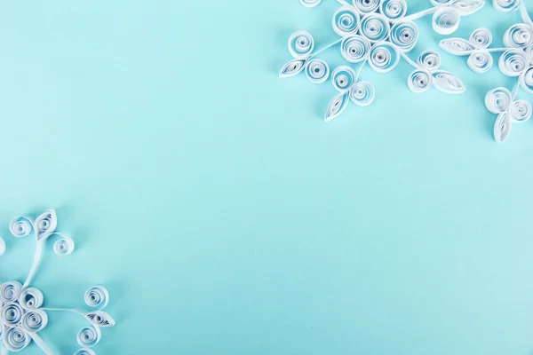 Hermosos copos de nieve de papel, sobre fondo azul — Foto de Stock