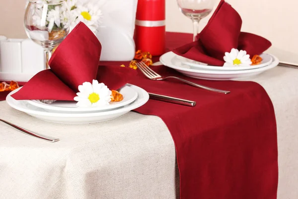 Elegante tavola apparecchiata nel ristorante — Foto Stock