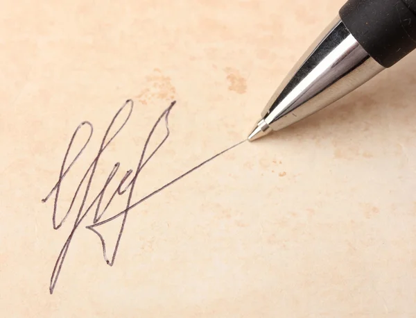 Close-up van handtekening (fake, niet echt) en pen, op oud papier — Stockfoto