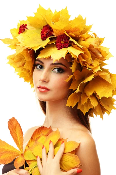 Bela jovem com coroa de outono amarelo, isolado em branco — Fotografia de Stock