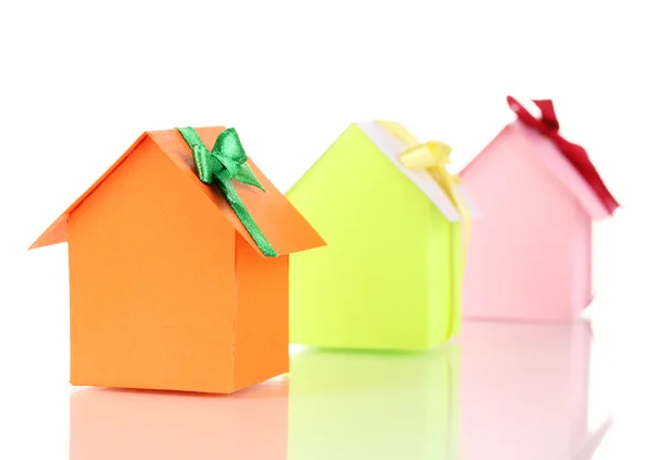 Pequeñas casas con cintas aisladas en blanco — Foto de Stock