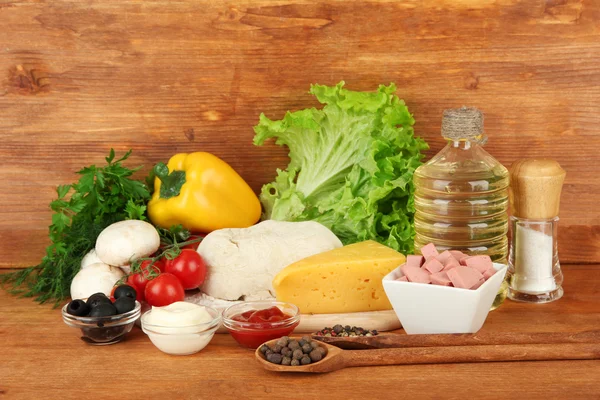 Ingredienser för pizza på brun bakgrund — Stockfoto