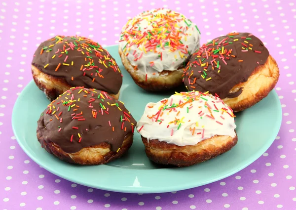 Smakelijke donuts op kleurplaat op kleur achtergrond — Stockfoto