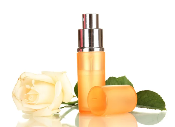 Жіночі парфуми в красивій пляшці з трояндою ізольовані на білому — стокове фото