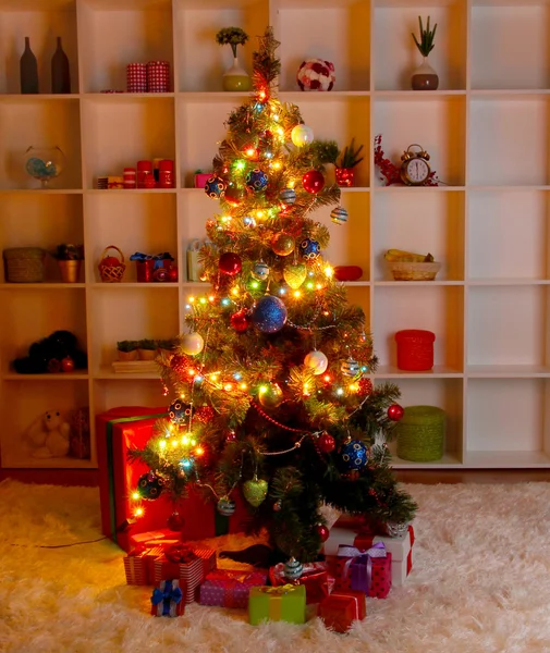 Vyzdobený vánoční strom na domácí interiér pozadí v noci — Stock fotografie