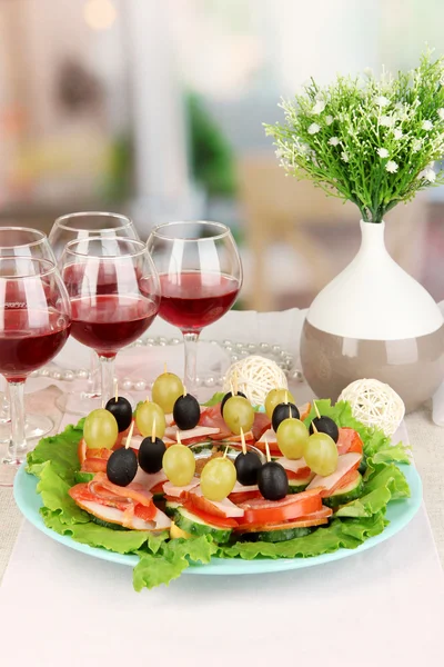 Tilltugg och vin i restaurang — Stockfoto