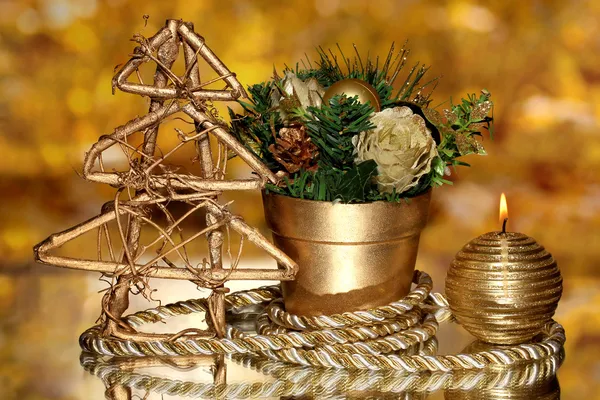 Composición navideña con velas y decoraciones en color oro sobre fondo brillante —  Fotos de Stock