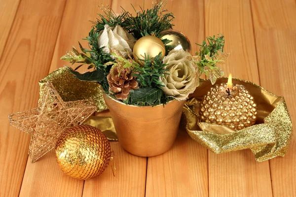 Kerstmis samenstelling met kaarsen en decoraties op houten achtergrond — Stockfoto