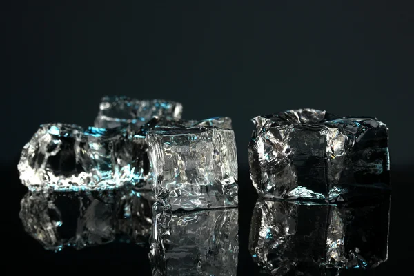 Cubes de glace sur fond bleu foncé — Photo