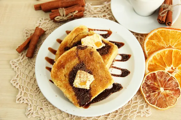 Torrada de pão branco com chocolate e xícara de café no café — Fotografia de Stock