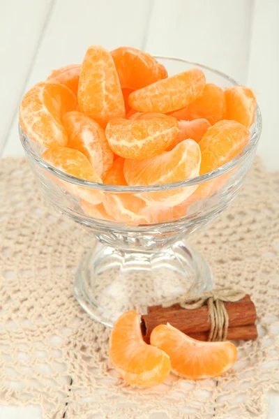 Tasty mandarine's slices in glass bowl on light background — Stock Photo, Image