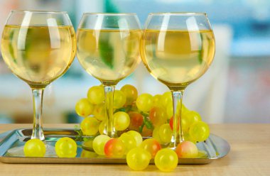 cam üzerinde his Oda zemin üzerine beyaz şarap