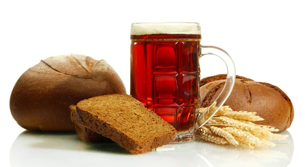 Tanque de pães de kvass e de centeio com orelhas, isolado sobre branco — Fotografia de Stock