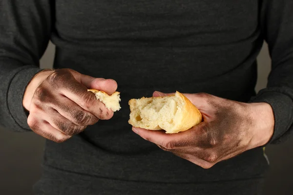 Homeless man holding a white bread, close-up — Stock Photo, Image