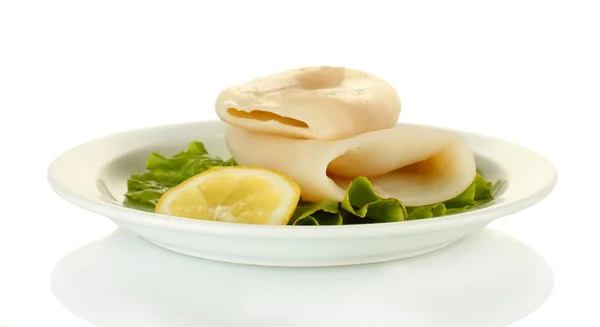 Варені кальмари з салатом і лимоном в тарілці ізольовані на білому — стокове фото