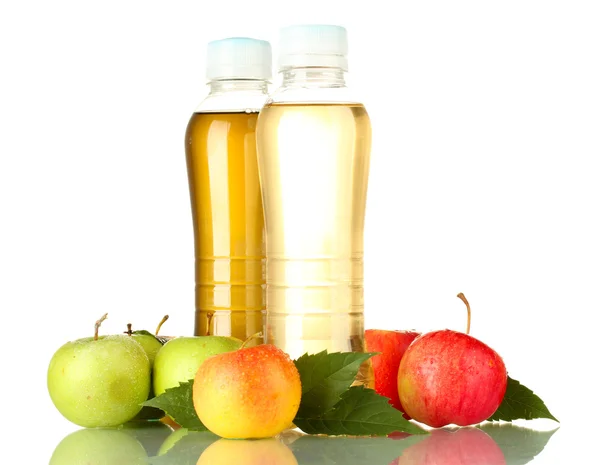 Twee flessen van SAP met zoete appels, geïsoleerd op wit — Stockfoto