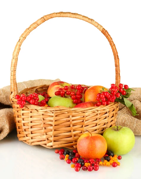 Colheita de bagas e frutos em uma cesta no fundo branco close-up — Fotografia de Stock