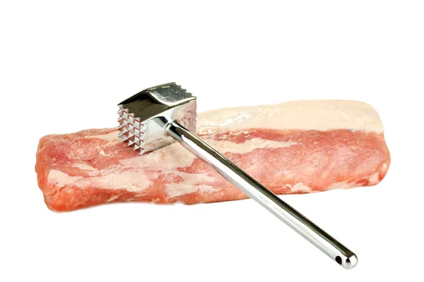 Rohes Schweinefleisch mit einem Fleischhammer isoliert auf weiß — Stockfoto