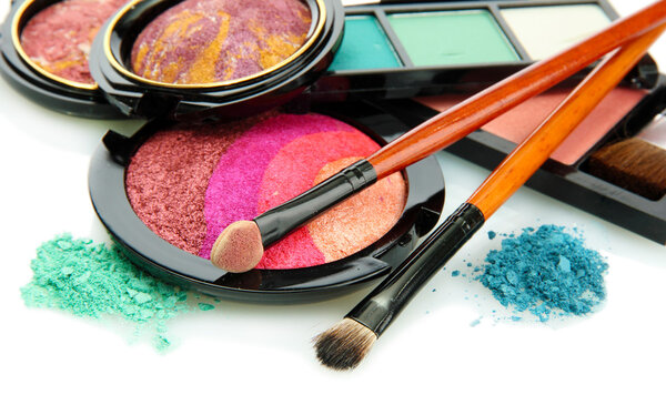 яркие тени для глаз и румяна с кистями, изолированные на белом
