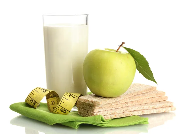 Glas Kefir, grüne Äpfel, Knäckebrot und Maßband isoliert auf weiß — Stockfoto