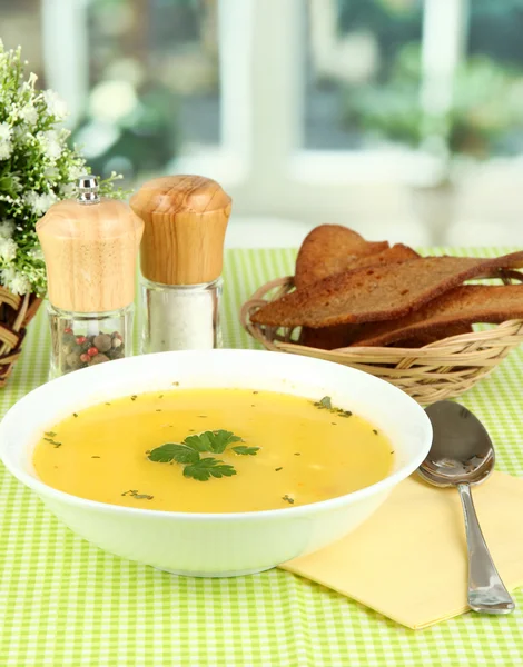 Sopa fragante en plato blanco sobre mantel verde sobre fondo de ventana —  Fotos de Stock