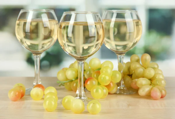 Witte wijn in glazen op achtergrond van venster — Stockfoto