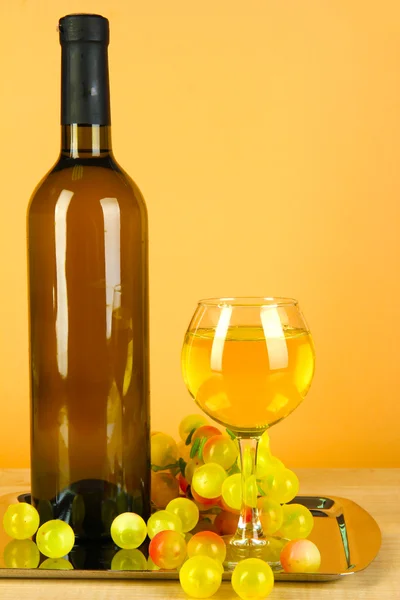 Cam şişe his bej renkli arka plan üzerinde beyaz şarap — Stok fotoğraf