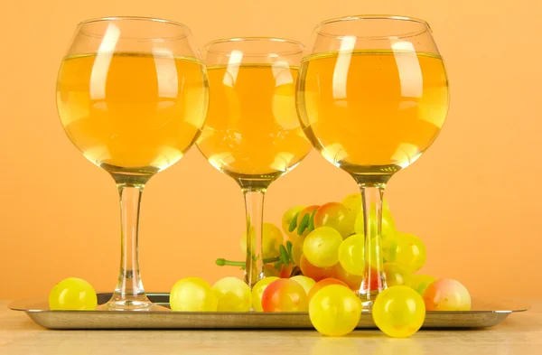 Vino bianco in calice su fondo beige — Foto Stock