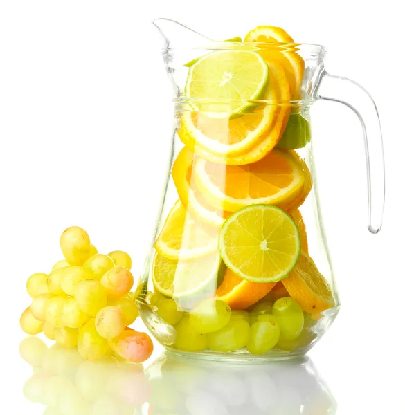 Průhledná nádoba s citrusových plodů a hroznů, izolované na bílém — Stock fotografie